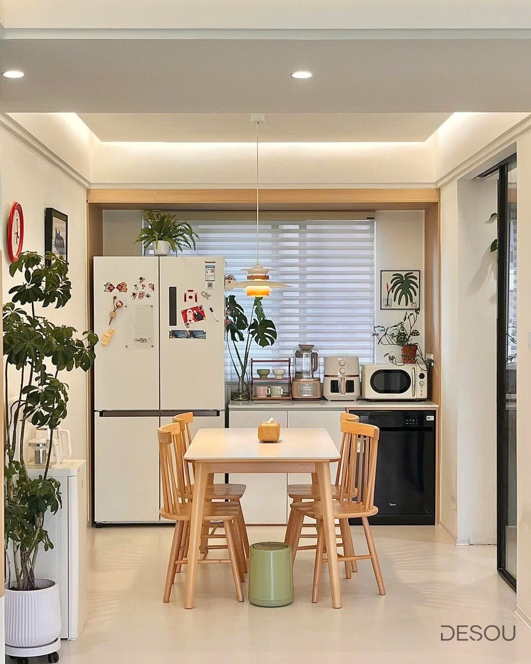 So sánh vệt sáng đèn rọi các góc chiếu trên bàn ăn